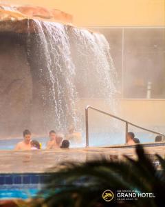 Vista Piscina Suíte Luxo com Piscinas Quentes no Golden Dolphin Resort
