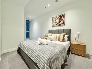 Prestigious 2BR West Side Place apt Level 32#WSP32A