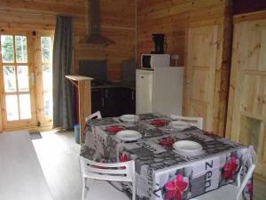 Chalet avec Terrasse pour 6 personnes à Bieuzy - API-1-52-1303