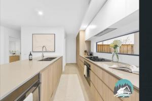 Stylish Modern 3BR Home in Gledswood Hills