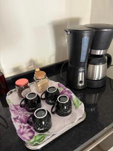 Casa inteira com três quartos, piscina aquecida por energia solar e área de churrasqueira