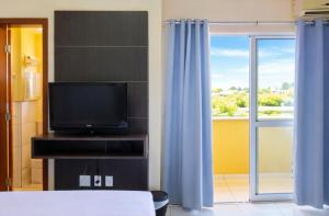 Vista Piscina Suíte Luxo com Piscinas Quentes no Golden Dolphin Resort