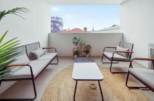 Stylish Retreat Balcony Parking City Access