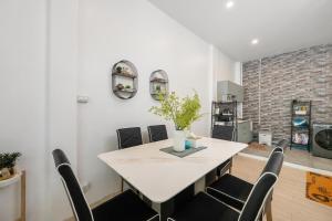 Family House Jacuzzi 2-bedroom 2 Story