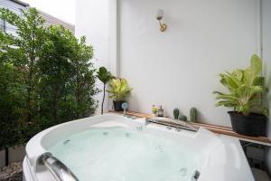 Family House Jacuzzi 2-bedroom 2 Story