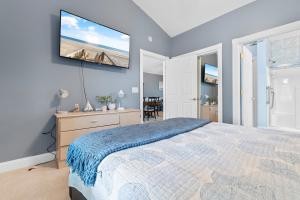 Water Views- 5 Beds- Near Broadway @ Beach- Pools