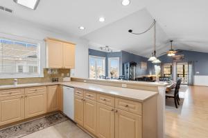 Water Views- 5 Beds- Near Broadway @ Beach- Pools