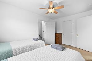 3 Blocks to Beach - Sleeps 8- 5 Bds- Backyard