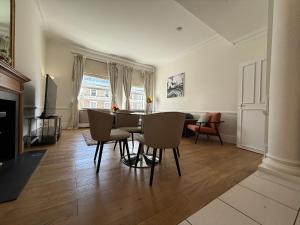 Balcony Terrace 1300ft 2Bed 2Bath High Cieling in South Kensington Knightsbridge next to Hyde Park