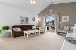 Stylish Barefoot Golf Condo with Pool Access
