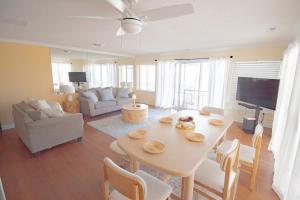 Bright Oceanfront PH- Pools Tiki Bar Breakfast