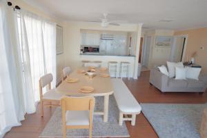 Bright Oceanfront PH- Pools Tiki Bar Breakfast