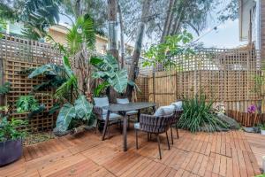 Modern Nomads Charming Glen Iris 2BR Hideaway with Driveway