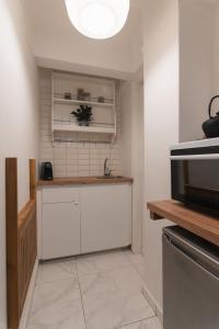 Prime Location Kolonaki Burrow