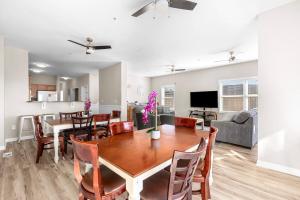 Ocean Breeze- 13 Bds- Game Room- Slps 22- 3 Decks