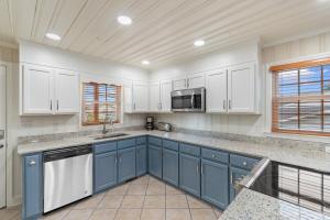 5 BR Dog Friendly Home- Slps 14- Steps from sand