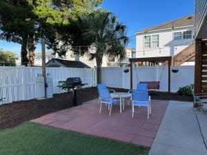 5 BR Dog Friendly Home- Slps 14- Steps from sand