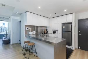 Citylight Haven - Urban Comfort near Melbourne Icons