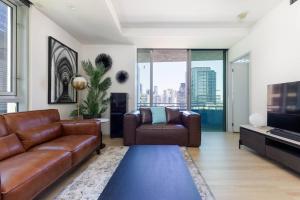 Citylight Haven - Urban Comfort near Melbourne Icons