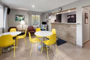 Super 8 by Wyndham KentAkron Area