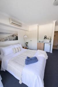 Luxurious Canal Apartment, Walk to Beach, Cafes,Foreshore Pool, Spa