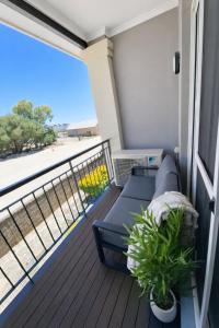 Luxurious Canal Apartment, Walk to Beach, Cafes,Foreshore Pool, Spa