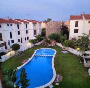 Acogedor adosado con piscina