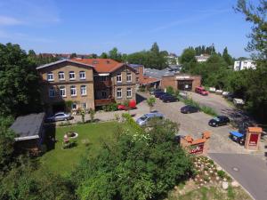 Villa Backstein Schwerin mit zentraler Lage im Grünen kostenfreien Parkplätzen und 8 E - Ladestationen