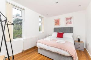 Leeds Beautiful Home - Parking - Yorksha Property