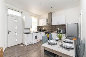 Leeds Beautiful Home - Parking - Yorksha Property