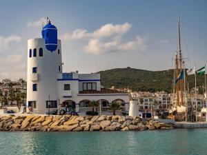 Sea Views Apartment with Terrace and Pools