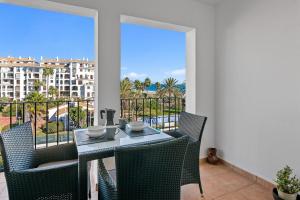 Sea Views Apartment with Terrace and Pools