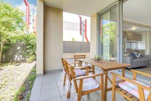 1C8 2BR Abnb-Style, Free Parking, 7 min walk to light rail