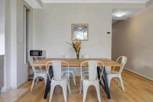 1C8 2BR Abnb-Style, Free Parking, 7 min walk to light rail