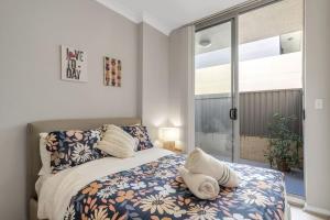 1C8 2BR Abnb-Style, Free Parking, 7 min walk to light rail