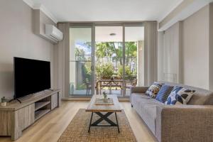 1C8 2BR Abnb-Style, Free Parking, 7 min walk to light rail