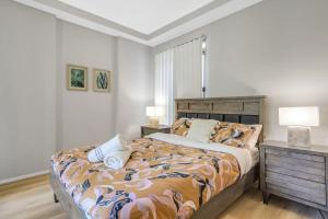 1C8 2BR Abnb-Style, Free Parking, 7 min walk to light rail