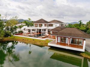 Luxurious 5Bedroom White Estate Villa Private Lake