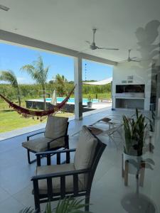 Casa con Piscina sobre Laguna Brava - Tranquilidad y Naturaleza en Barrio Privado