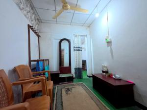 Meera House & Tourist Inn