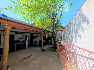 Meera House & Tourist Inn