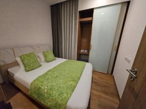 Charming 2 Bedroom Apartment in Heart of Phrom Phong