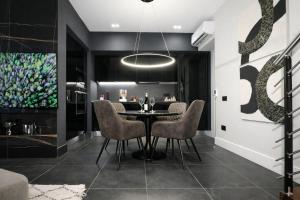 Spacious Modern Fully equipped Apartment in Monumental Building - Parking - Historical Centre