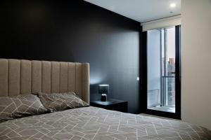 Urban Chic with Skyline Views 1 Free Parking