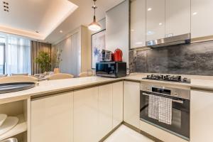 High-Floor 2BR with Vibrant Street Views and Effortless Drive Access to Downtown Hotspots, Nobles Tower, Business Bay by Deluxe Holiday Homes