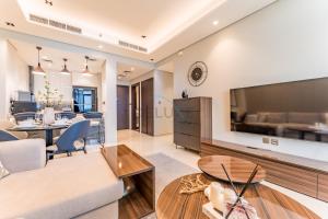 High-Floor 2BR with Vibrant Street Views and Effortless Drive Access to Downtown Hotspots, Nobles Tower, Business Bay by Deluxe Holiday Homes