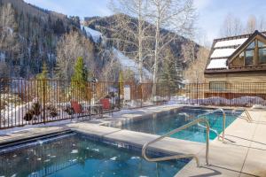 Riverfront, blocks to ski - Mtn Views, Hot Tub at Viking Lodge 217 condo