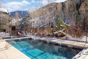 Riverfront, blocks to ski - Mtn Views, Hot Tub at Viking Lodge 217 condo