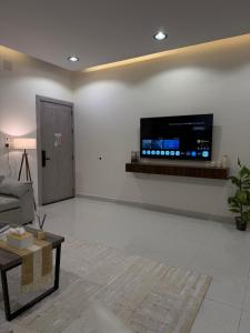 شقة بغرفة معيشة وغرفة نوم