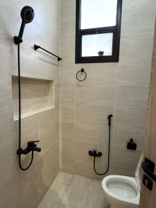 شقة بغرفة معيشة وغرفة نوم